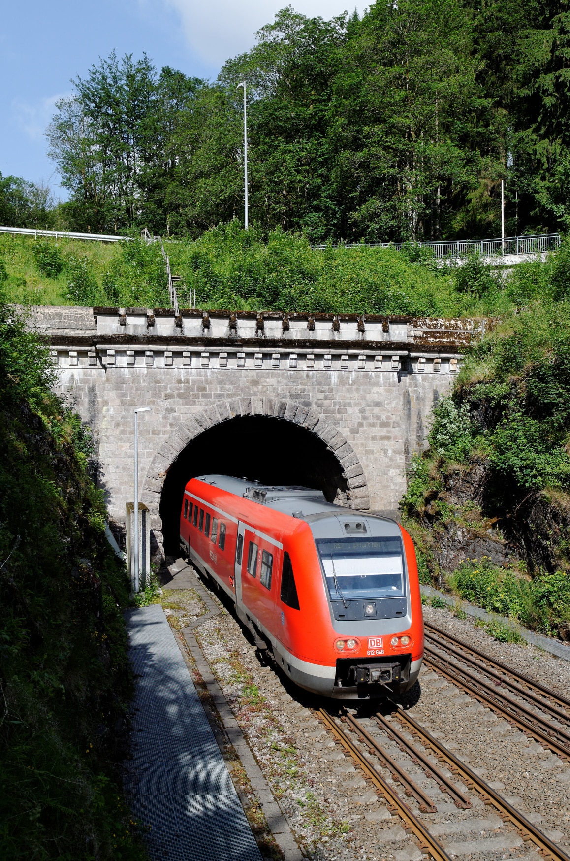 Ein Regionalexpress verlässt den Brandleitetunnel bei Gehlberg