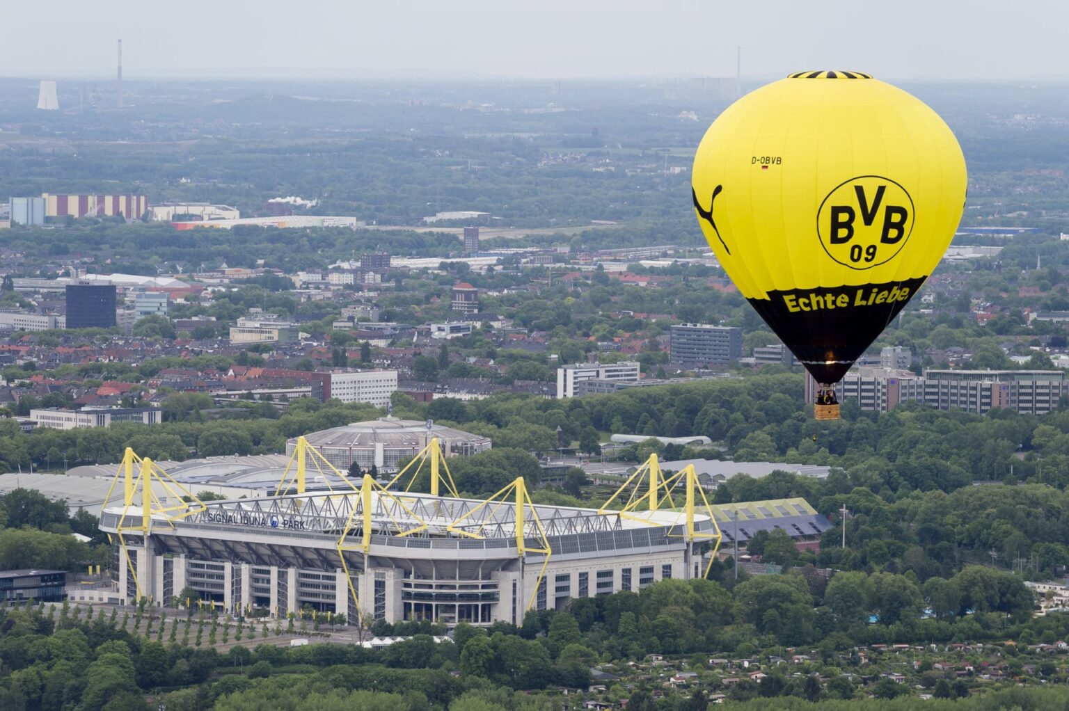 BVB Ballon über Signal Iduna Park