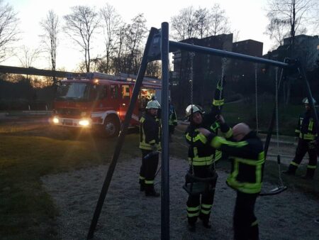 Die Feuerwehr an der Schaukel, Bild: FW LB Sulzbach @ Facebook