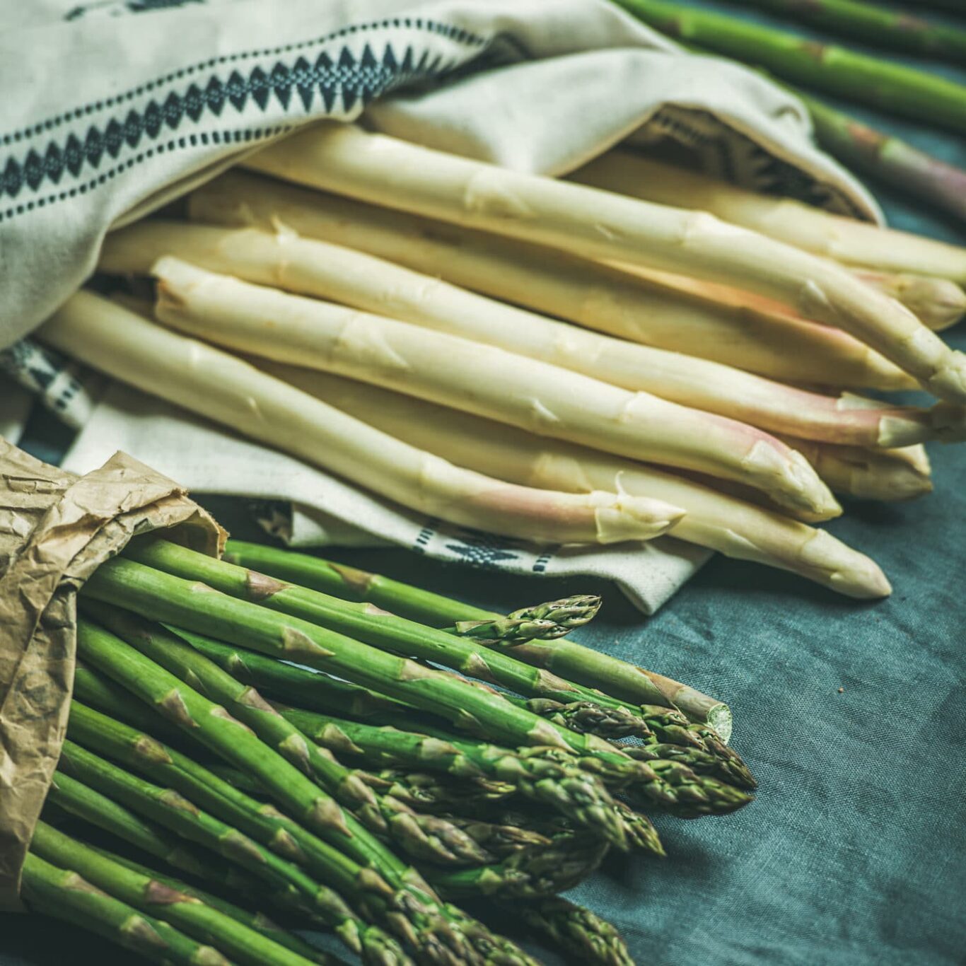 Grüner und weißer spargel