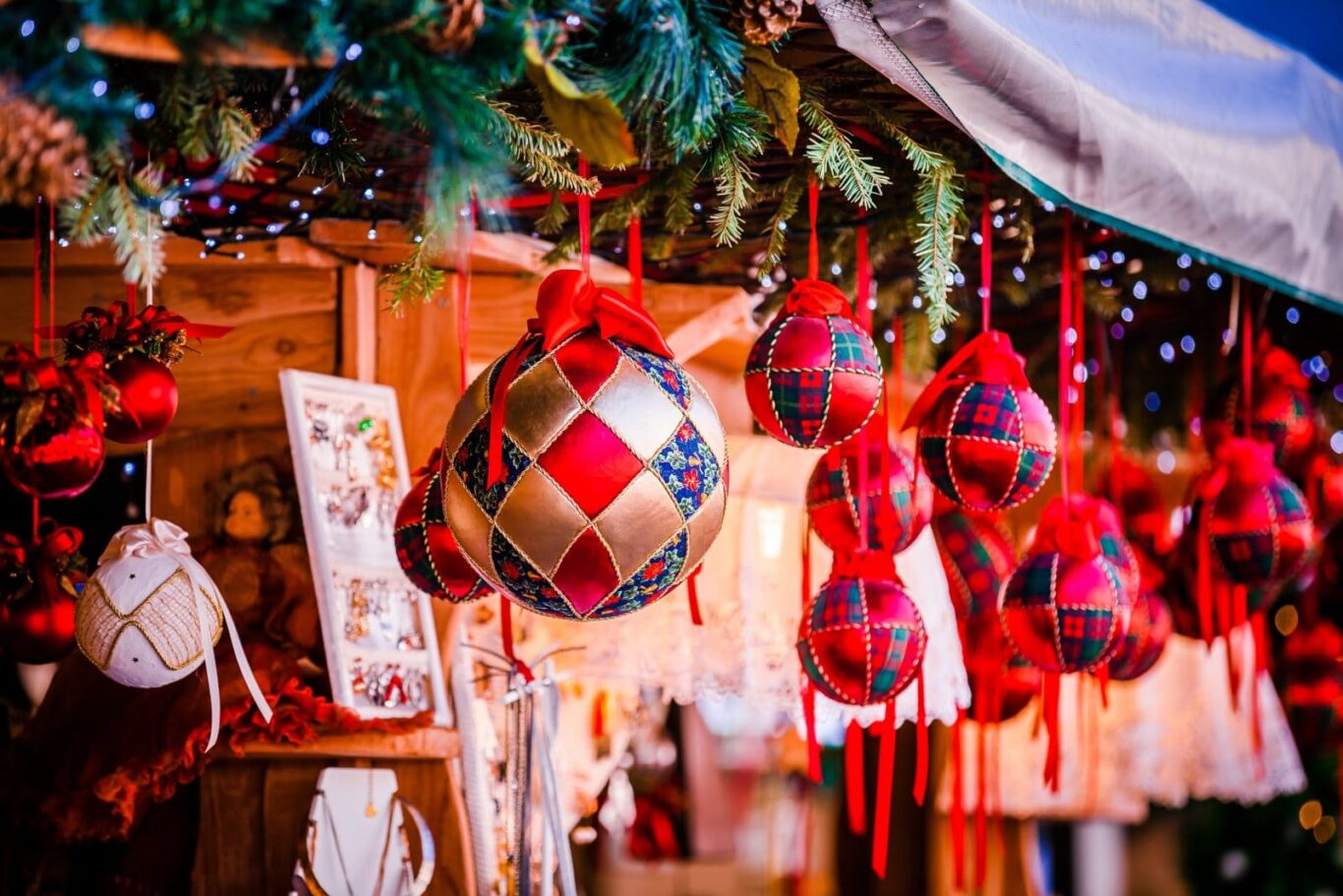 Weihnachtliche Dekoration auf dem Weihnachtsmarkt