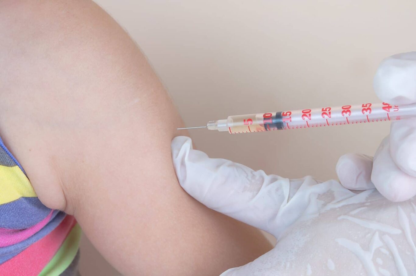 Ein Kind bei einer Impfung