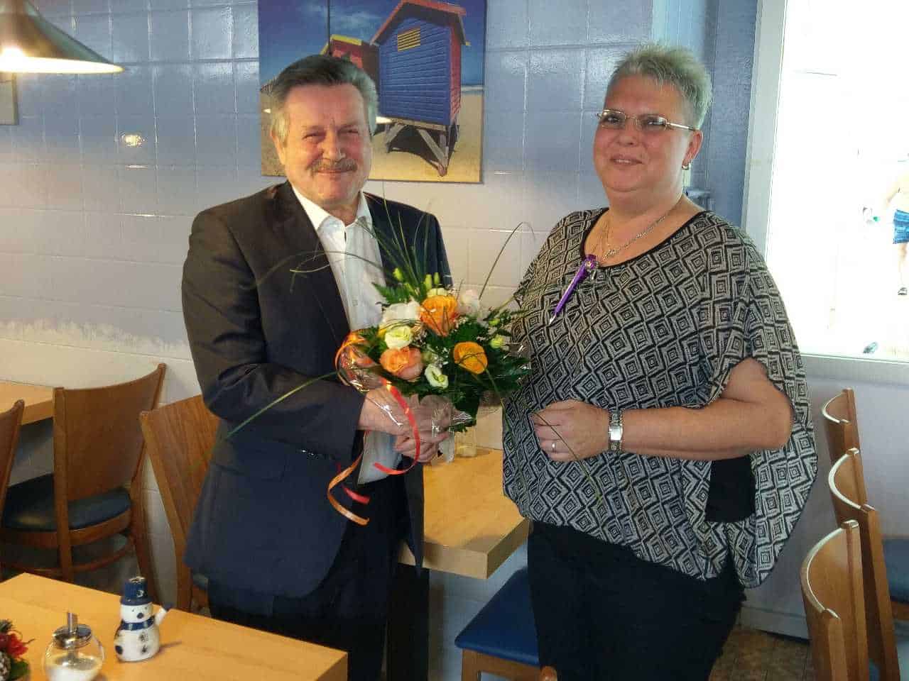 Bürgermeister Schultheis gratuliert Frau Marian zur Übernahme | Bild: Christian Jung / Stadt Friedrichsthal
