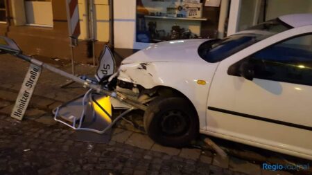 Der verunfallte PKW vor einem Ladengeschäft in Friedrichsthal | Bild: Leser privat