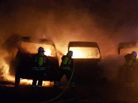 Die in Flammen stehenden Fahrzeuge | Bild: Löschbezirk Stadtmitte |tt