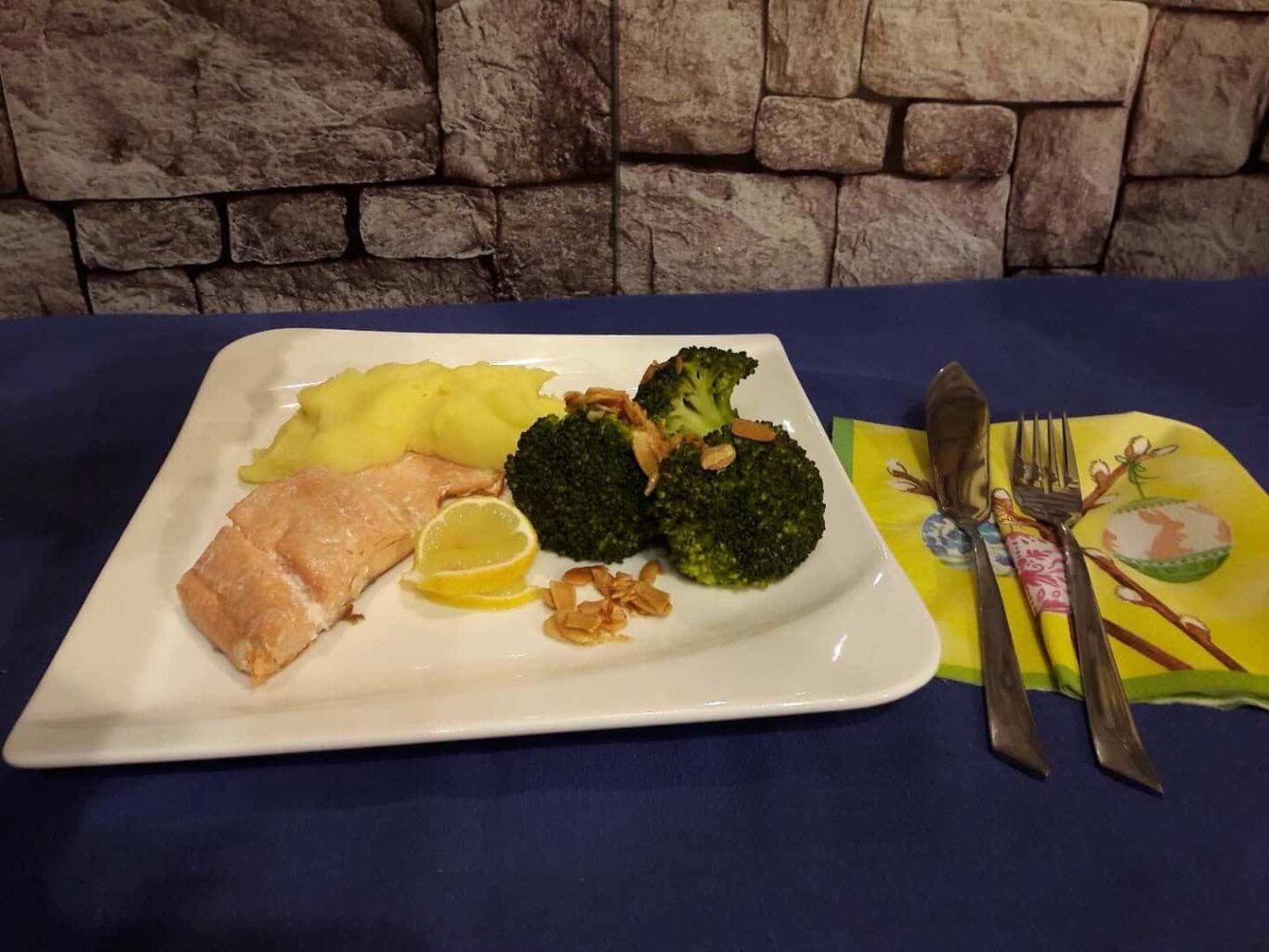 Lachs mit Broccoli, blättrigen Mandeln und Kartoffelbrei