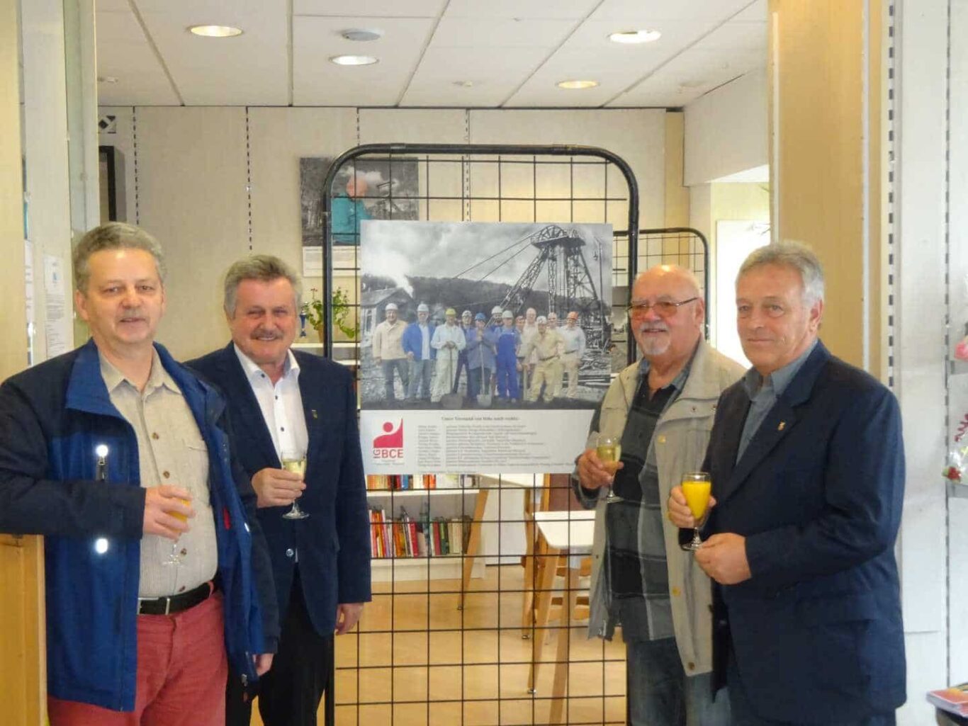 Die Initiatoren mit Bürgermeister Schultheis im Kauftreff | Bild: Günter Hofmann