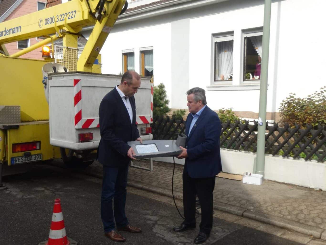 Bürgermeister Schultheis (rechts) sichtet die neuen Leuchtmittel | Bild: Stadt Friedrichsthal