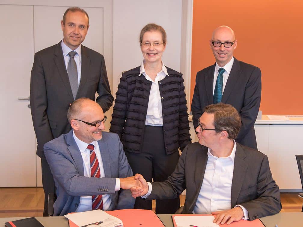 vlnr: (Stehend) Michael Dewald, Dr. Susanne Reichrath, Dr. Hanno Dornseifer Vorne: Ingbert Seufert, Dr. Dido Blankenburg | Bild: VSE AG
