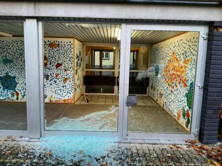 Auch diese Scheiben der Grundschule Friedrichsthal wurden mutwillig zerstört