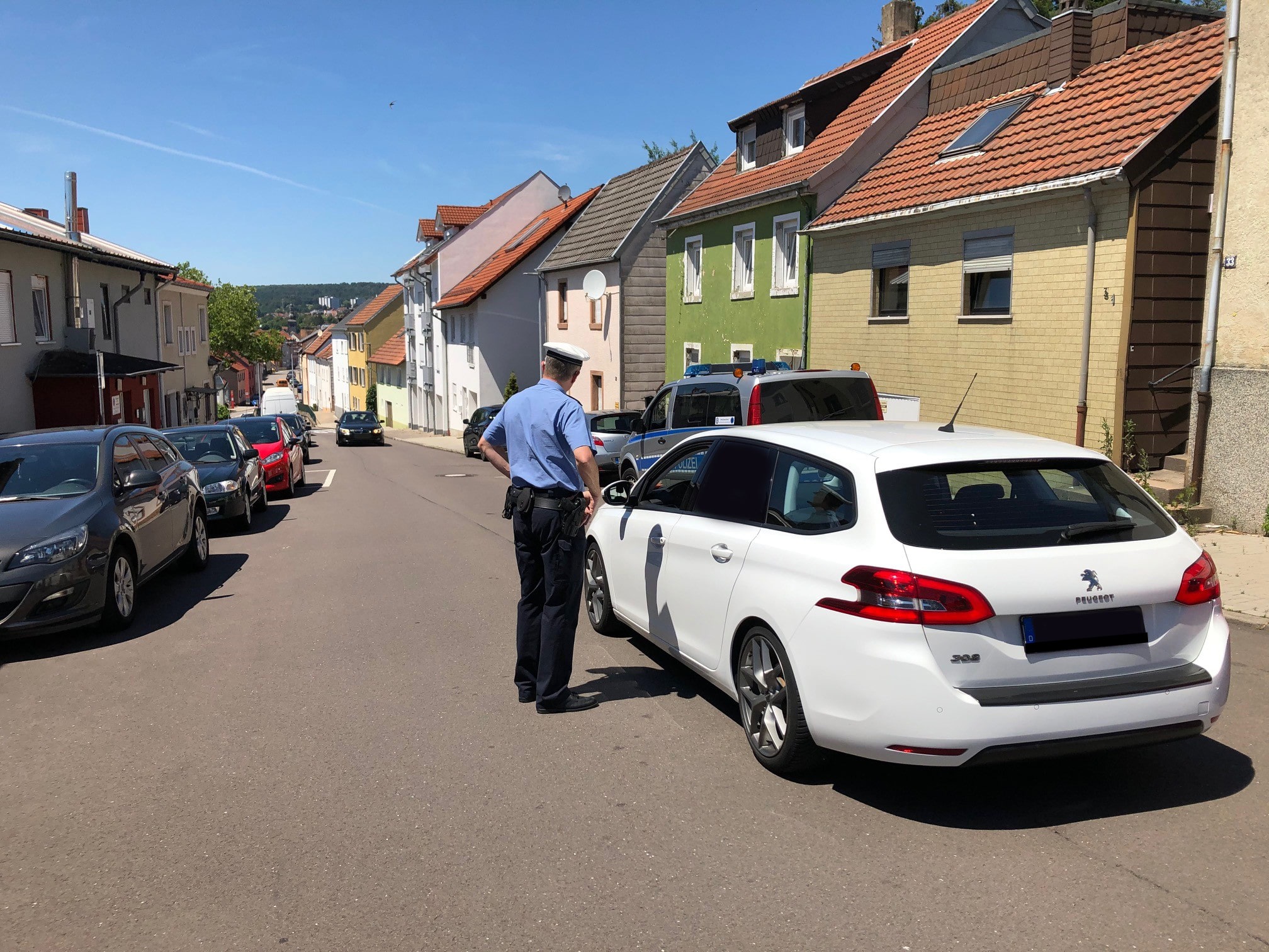 Ein Beamter im Gespräch mit einem Autofahrer
