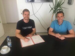 Sebastian Jacob and Marcus Mann signing the contract