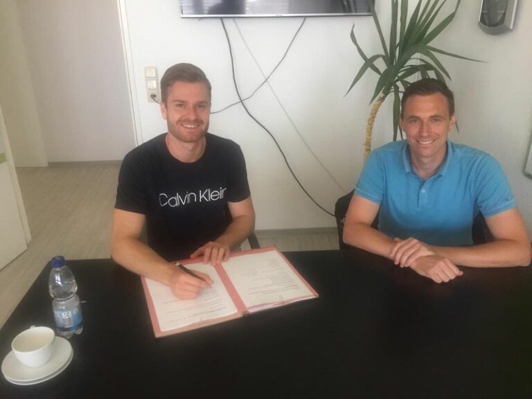 Sebastian Jacob and Marcus Mann signing the contract