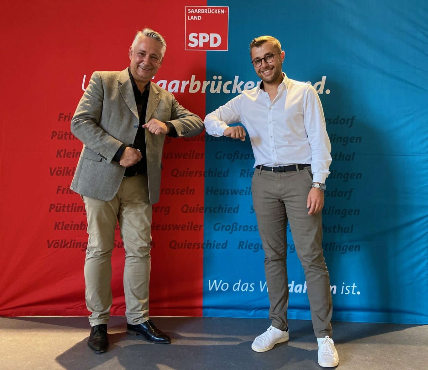 Christian jung beim coronabedingten Ellenbogengruß mit Pascal Ahrweiler (Vorsitzender des SPD-Kreisverbandes Saarbrücken-Land)