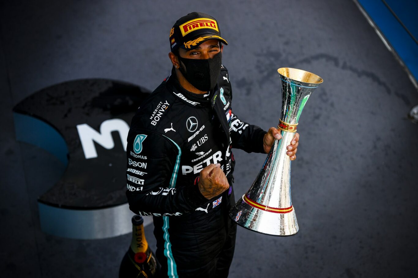 Großer PReis von Spanien 2020, Hamilton mit Trophäe | Bild: LAT Images
