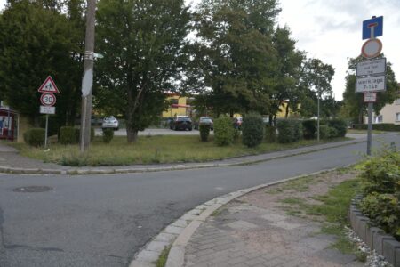Einfahrt in den Birkenweg zur Kita und Grundschule