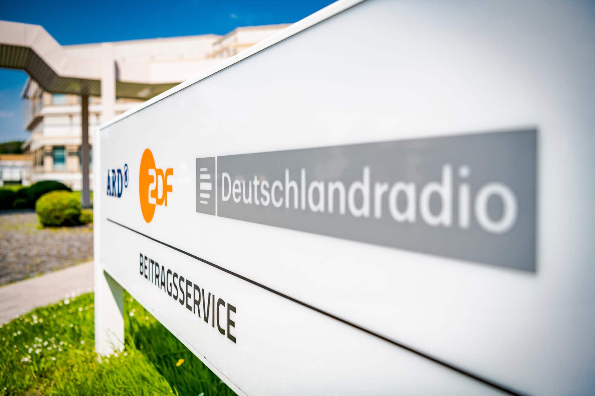 ARD ZDF Deutschlandradio Beitragsservice, Schild mit Logo vor dem Gebäude | Bild: ARD ZDF Deutschlandradio Beitragsservice/Ulrich Schepp