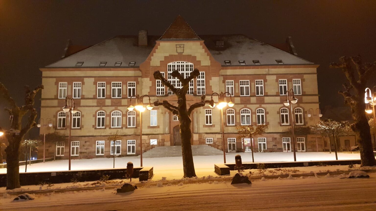 Das beuleuchtete Rathaus im Schnee