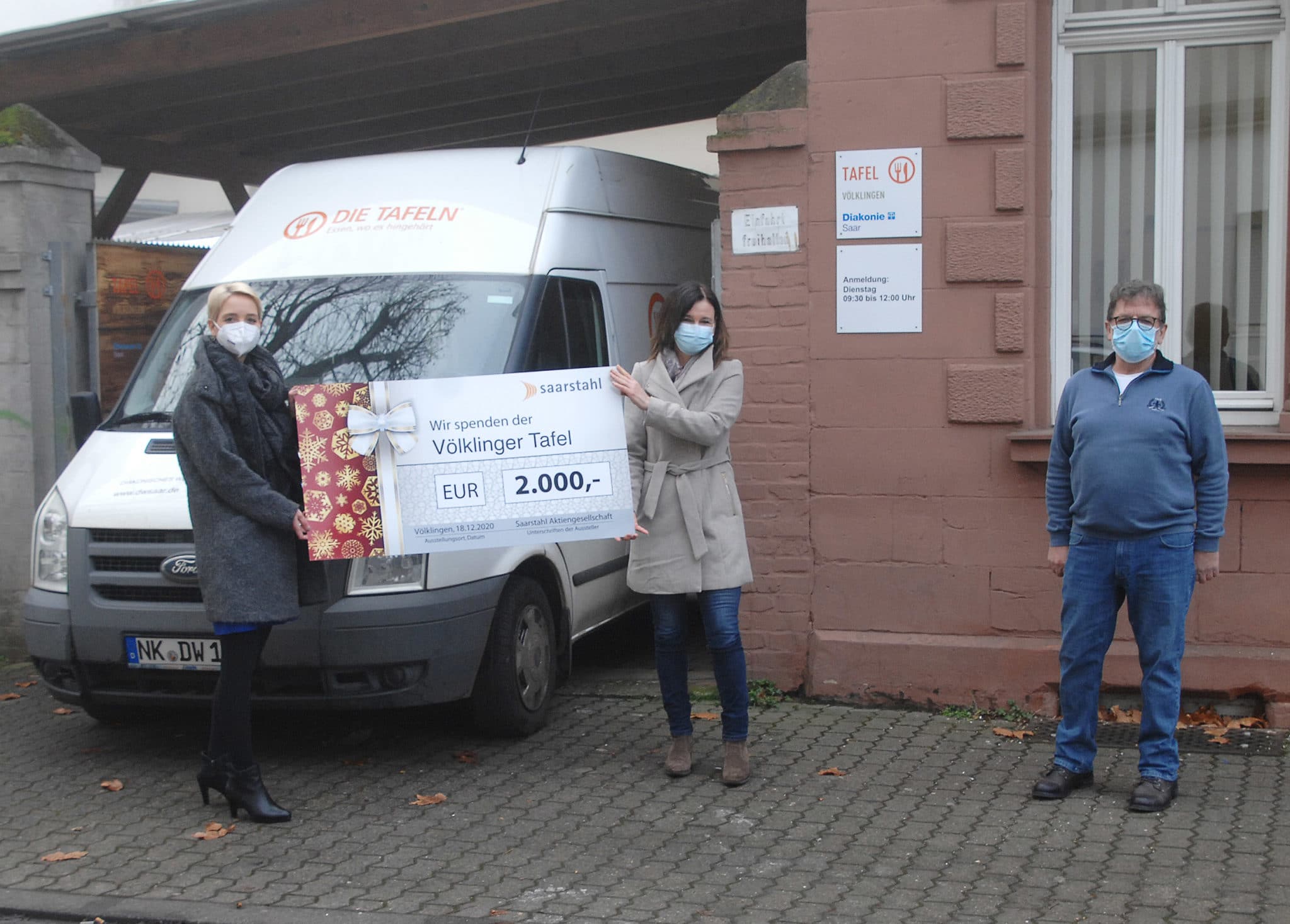 Juliane Wernet, Kommunikation Saarstahl, überreicht den Spendenscheck an Claudia Rebmann, Bereichsleitung Diakonie Saar, und den Koordinator der Völklinger Tafel, Rainer Daschmann. (v.l.n.r.)