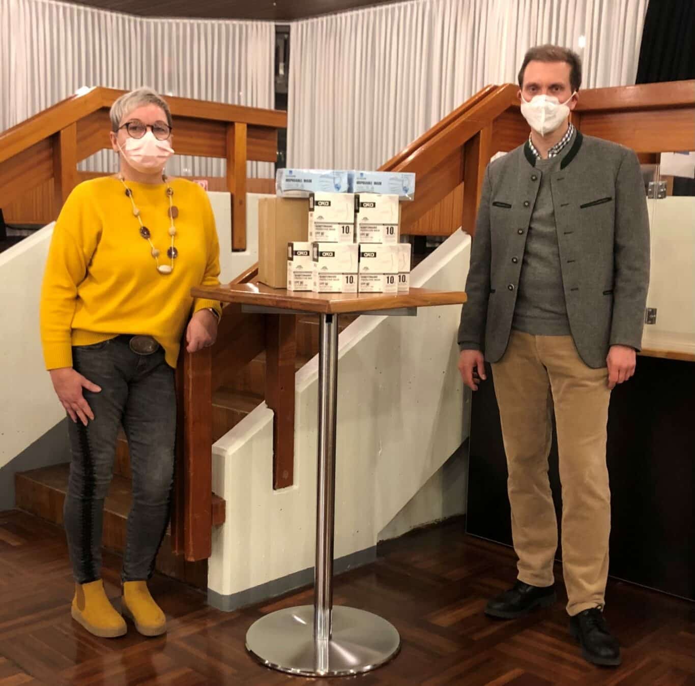 vlnr. Christina Wieth nimmt die 300 Schutzmasken von OB Ulli Meyer in Empfang | Bild: Florian Jung