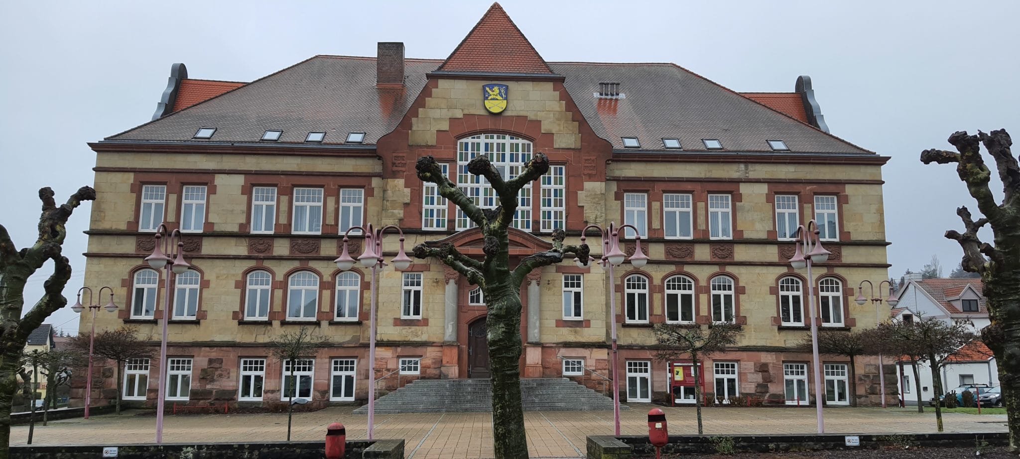 Das Wappen der Stadt am Rathaus wurde überarbeitet