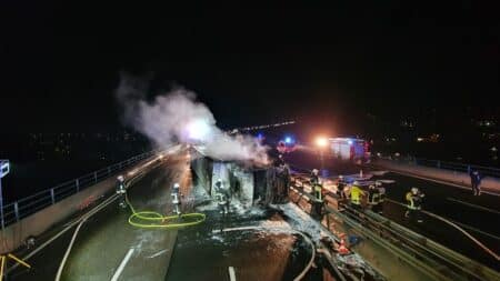 Der ausgebrannte LKW auf der Sulzbachtalbrücke
