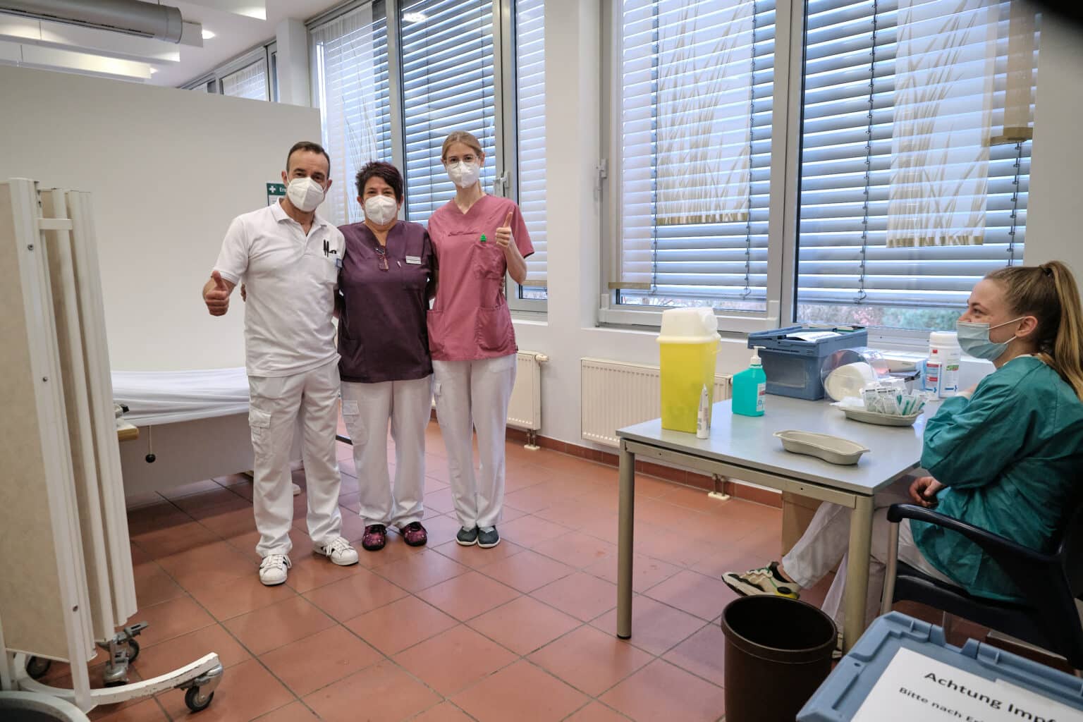 Betriebsarzt Harald Meiser (links) und Mitarbeiterinnen im neuen Covid-Impfzentrum am Knappschaftsklinikum Saar am Standort Sulzbach