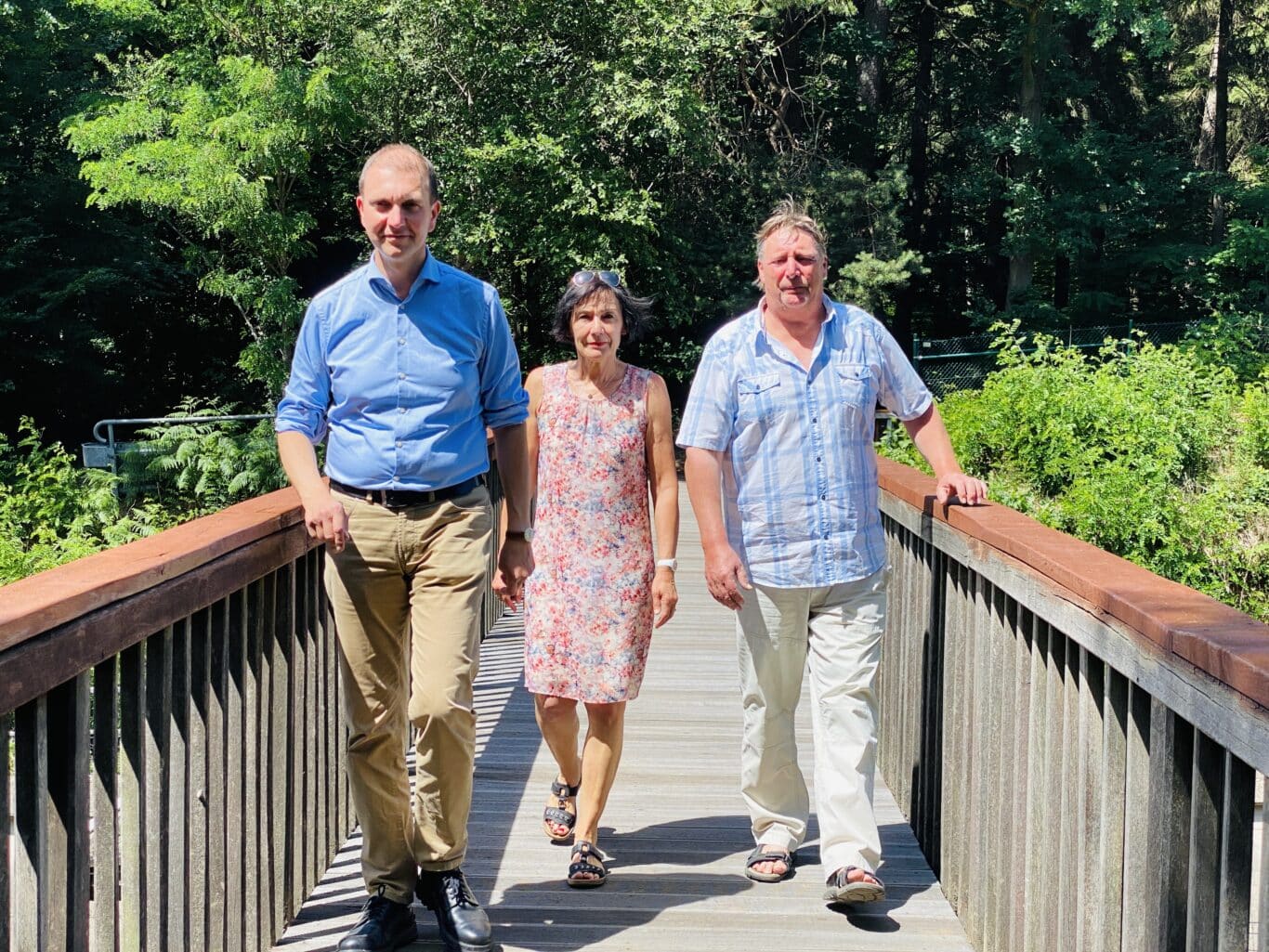 Oberbürgermeister Ulli Meyer, Ortsvorsteherin Irene Kaiser und Ortsvorsteher Roland Weber können die Bahnbrücke Au wieder überqueren, die seit 2018 gesperrt war. | Bild: G. Faragone