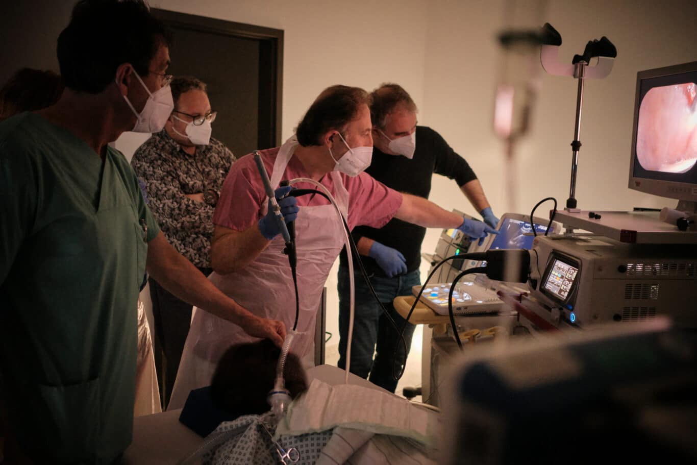 Ultraschallgestützte Lungenspiegelung in Sulzbach. Mitte: Dr. Özkan Kalem, Chefarzt Innere u. Pneumologie, links: Dr. Klaus-Dieter Gerber, Chefarzt der Anästhesie | Bild: KKSaar