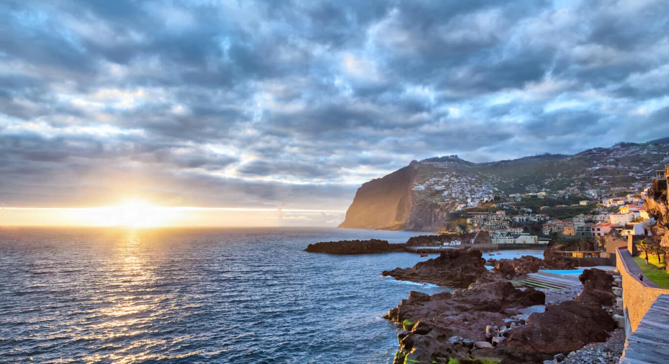Sonnenuntergang über der Klippe Cabo Girao von Camara de Lobos, Madeira, Portugal