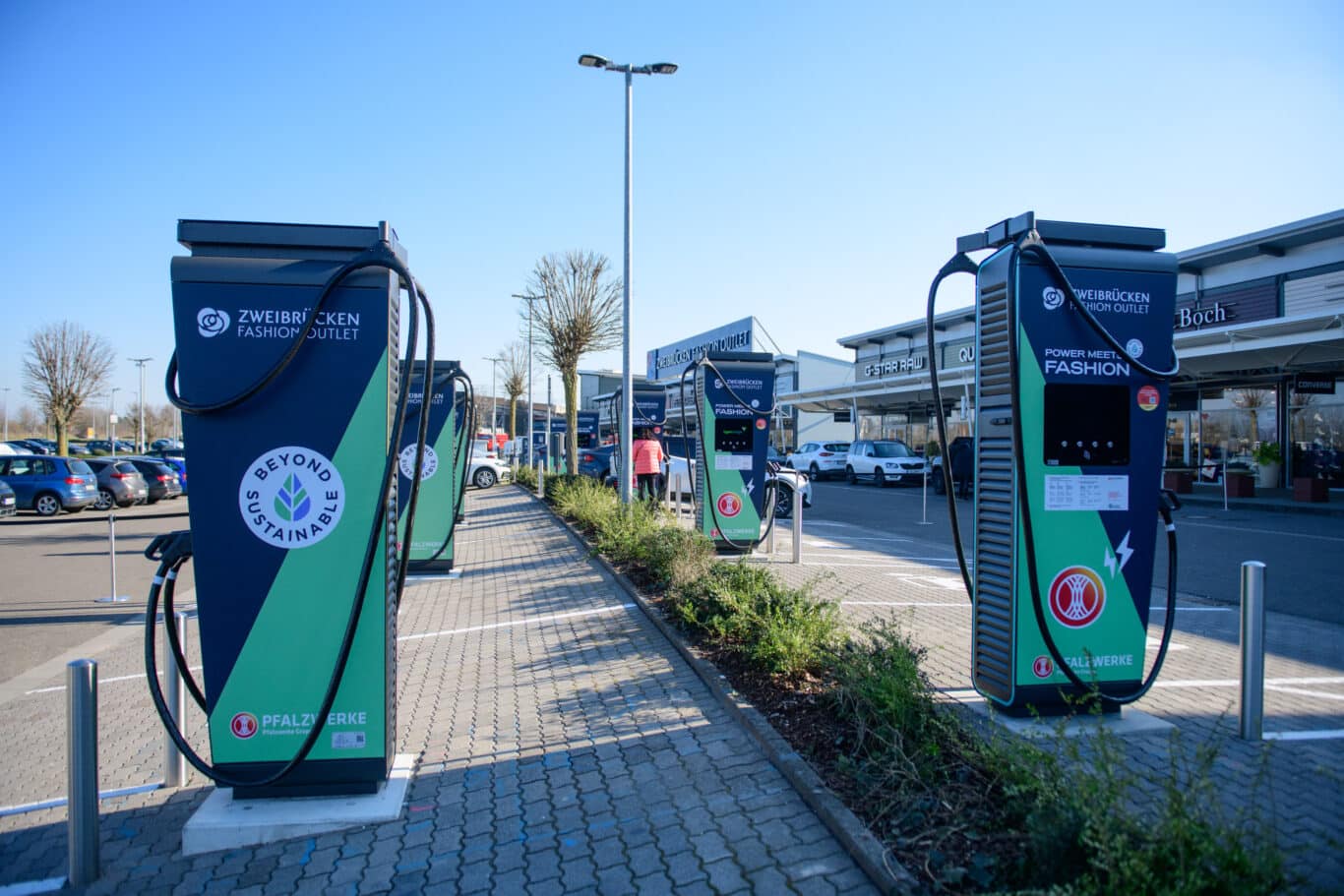 Die neuen E-Ladesäulen im Zweibrücken Fashion Outlet | Bild: Jennifer Weyland (Zweibrücken Fashion Outlet)
