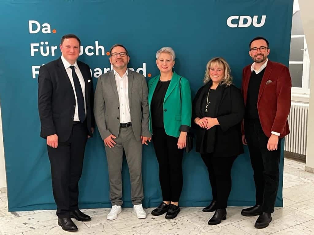 Der Friedrichsthaler CDU-Fraktions-Vors. Daniel Jung, der geehrte Walter Thorn und seine Ehefrau, Vize-Fraktionsvors. Jacqueline Reimann-Jung und Fraktions-Geschäftsführer Gregor Grauthoff | Bild: M. Jünger - CDU Fraktion Friedrichsthal