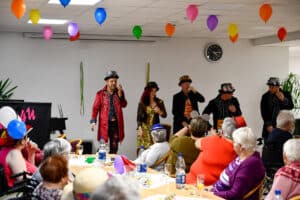 Mit Spaß, Musik und Tanz das Haus auf den Kopf gestellt AWO Sulzbach Fasching 01