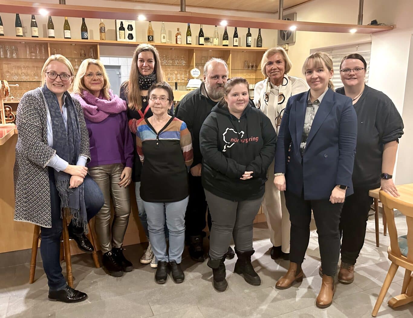 Gut gelaunt nach der harmonischen Vorstandswahl: v.l.n.r.: …Anja Wagner-Scheid, Beate Deserno Rosar, Kerstin Scherf, Thomas Decker, Irmhild Plaetrich, Doreen Grewe, vorne: Gerlinde Plein-Erdmann, Theres Decker, Julia Grewe.