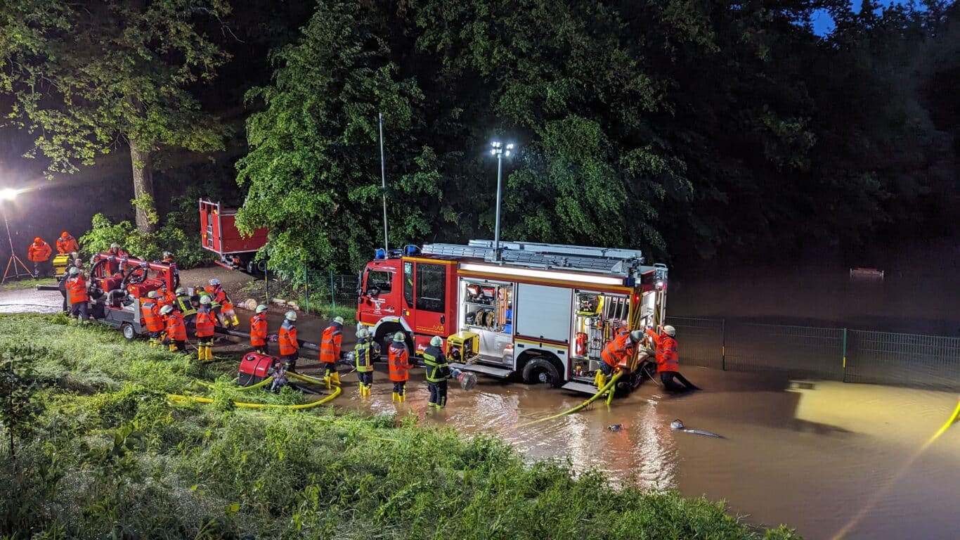 Eine Großpumpe der Werkfeuerwehr Festo wird zum Einsatz gebracht.