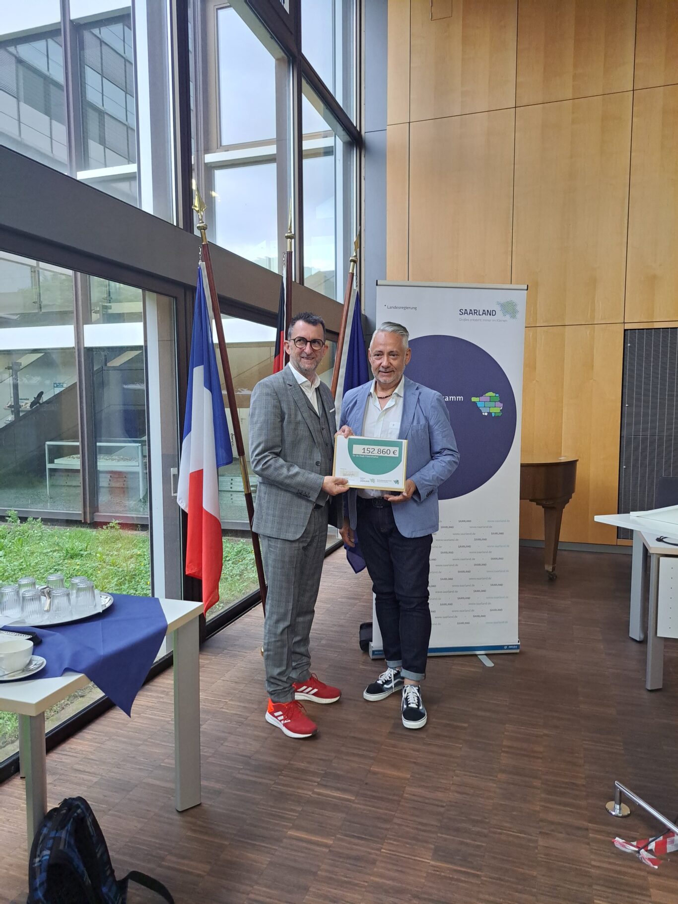 Saarlands Innenminister Jost & Friedrichsthals Bürgermeister Jung bei der Förderbescheidübergabe