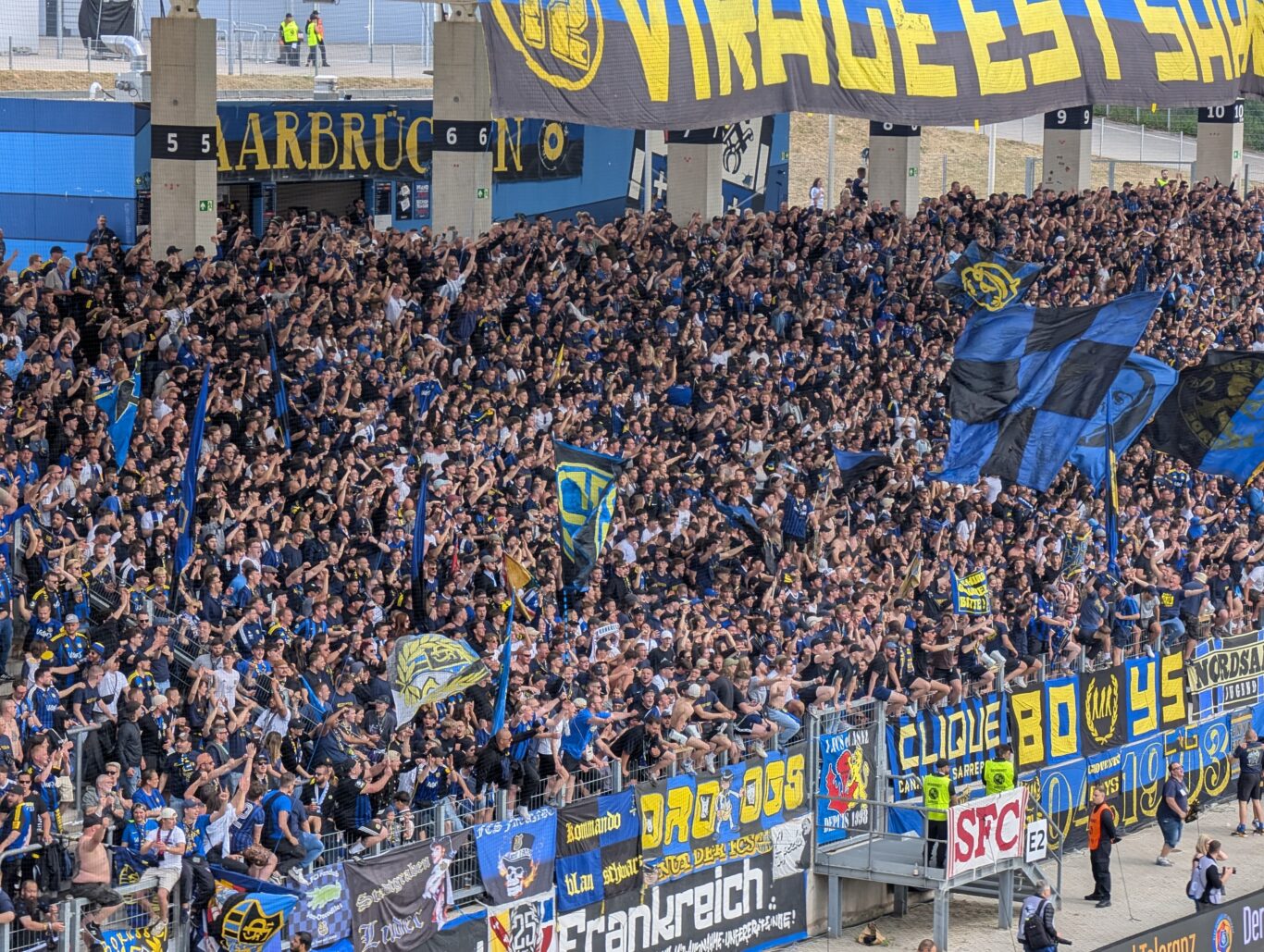 Saarbrücken stürmt in die Relegation – Schmidt krönt dramatisches Saisonfinale Die Virage-Est nach dem Siegtreffer von Schmidt | Bild: Regio-Journal