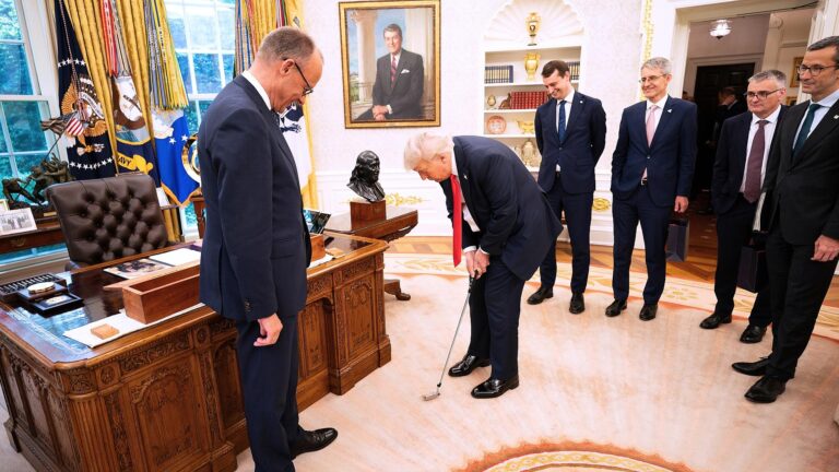 Merz schenkte Trump auch noch einen Golfschläger